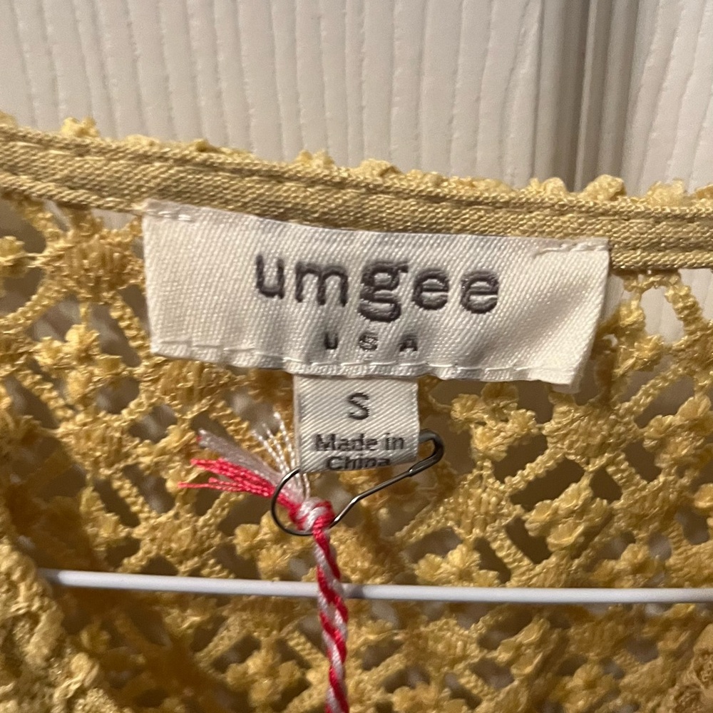 Umgee size small quarter length sleeve blouse, mustard color new never been worn